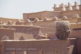 Image du Maroc Professionnelle de  Un nid de cigognes sur le toit de l'ancienne Médina de  Ouarzazate où résident les berbères du sud du Maroc, Vendredi 22 Août 1997. (Photo / Abdeljalil Bounhar)